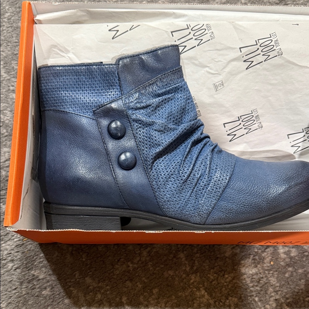 Miz Mooz Navy Ankle Boots EU 43 which is size 12 on the size chart .